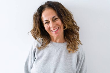 Kıvırcık saçlı güzel orta yaş kadın neşeli ve gülümseyen 