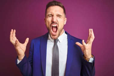 Mor izole arka plan üzerinde genç yakışıklı iş adamı çılgın ve silah ile başarı için çılgın kutluyor ve kapalı gözleri heyecanlı çığlık kaldırdı. Kazanan kavramı