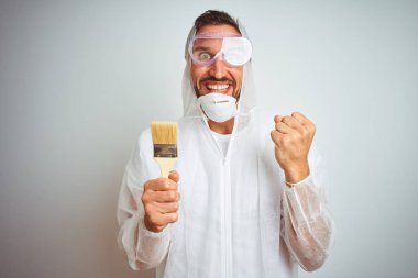 Profesyonel işçi donanımları giyen ressam adam izole arka plan üzerinde fırça tutan gurur çığlık ve zafer kutluyor ve başarı çok heyecanlı, tezahürat duygu