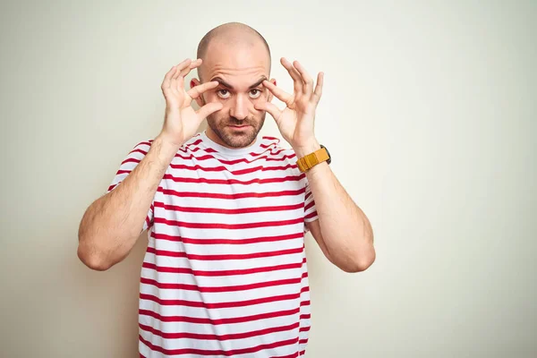 Giovane Uomo Calvo Con Barba Indossa Casual Righe Rosse Shirt — Foto Stock