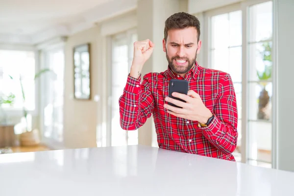 Bonito Homem Usando Smartphone Irritado Frustrado Gritando Com Raiva Louco — Fotografia de Stock