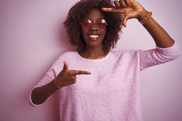 Jovem Africana Afro Mulher Vestindo Suéter Óculos Sol Sobre Fundo — Fotografia de Stock