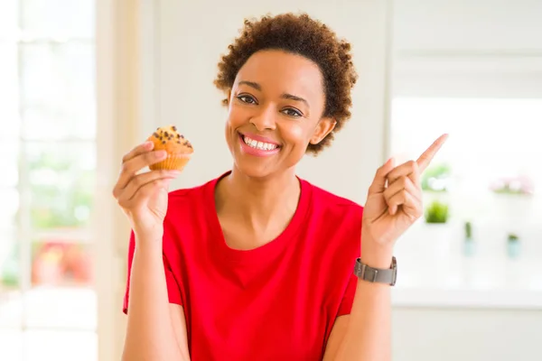 Jeune Femme Afro Américaine Mangeant Des Muffins Aux Pépites Chocolat — Photo