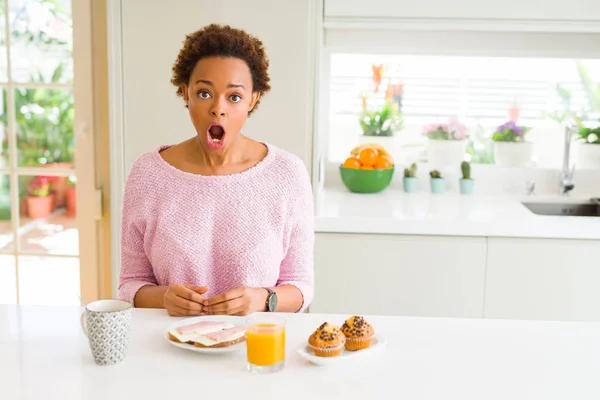 Mladá Africko Americká Žena Která Ráno Jedla Snídani Bála Šokovala — Stock fotografie