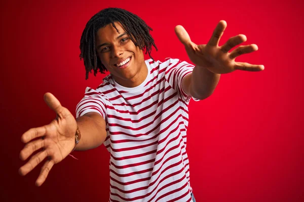 Unga Afro Man Med Dreadlocks Bär Randig Shirt Stående Över — Stockfoto