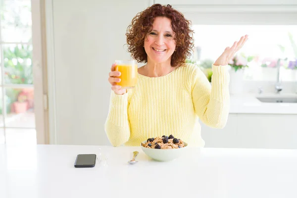 Старша Жінка Їсть Здоровий Сніданок Вранці Вдома Дуже Щасливий Схвильований — стокове фото