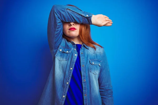 Joven Mujer Pelirroja Hermosa Con Camisa Mezclilla Pie Sobre Fondo — Foto de Stock