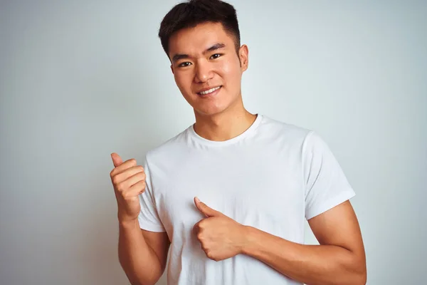 고립된 서있는 티셔츠를 아시아 중국인 남성이 손가락으로 뒤쪽을 가리키며 자신감을 — 스톡 사진