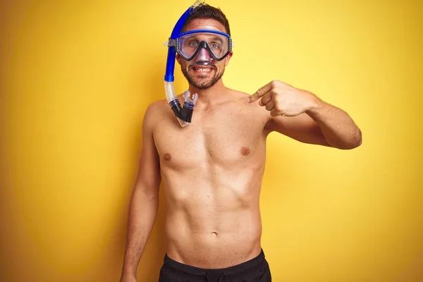 Joven Hombre Guapo Sin Camisa Con Gafas Buceo Sobre Fondo — Foto de Stock