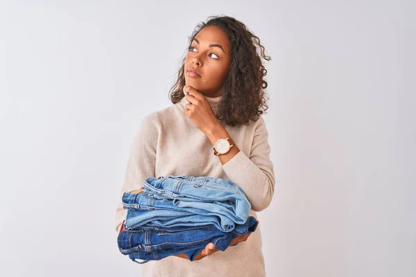 Unga Brasilianska Butiksinnehavare Kvinna Som Håller Högen Jeans Över Isolerad — Stockfoto