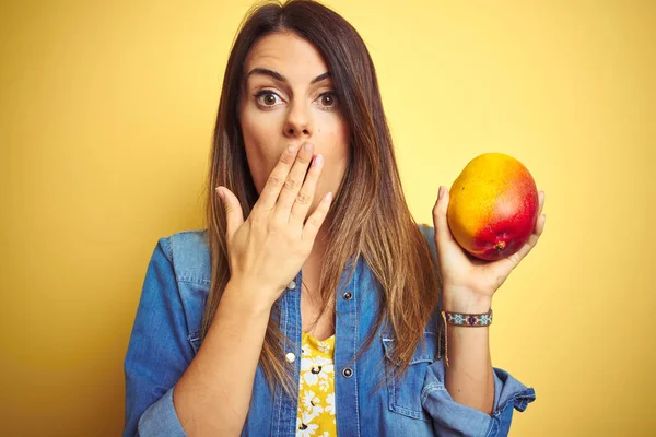 Jonge Mooie Vrouw Het Eten Van Verse Gezonde Mango Gele — Stockfoto