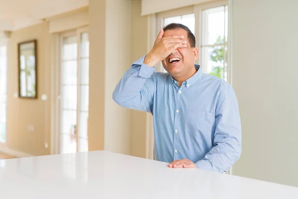 Hombre Mediana Edad Sentado Casa Sonriendo Riendo Con Mano Cara —  Fotos de Stock