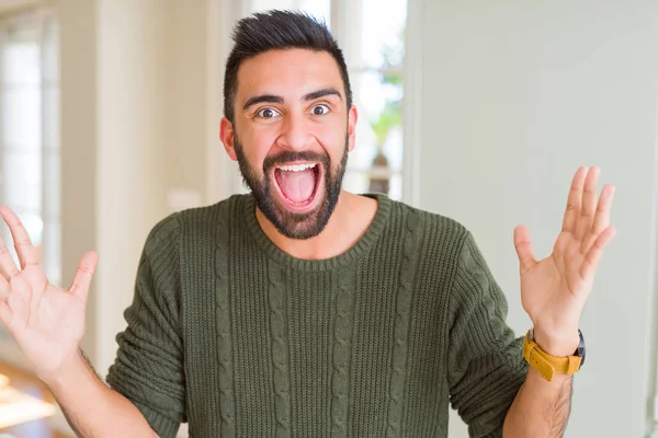 Hombre Guapo Celebrando Animando Con Expresión Emoción Oliendo Para Ganar —  Fotos de Stock