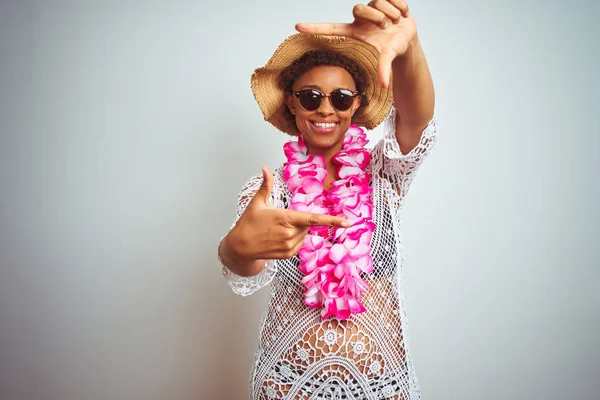 Ung Afrikansk Amerikansk Kvinna Med Afro Hår Bär Blomma Hawaiian — Stockfoto