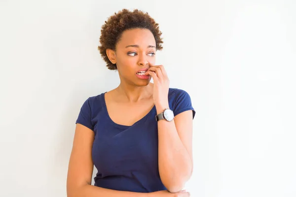 Молодая Красивая Африканская Американка Белом Фоне Выглядит Напряженной Нервной Руками — стоковое фото