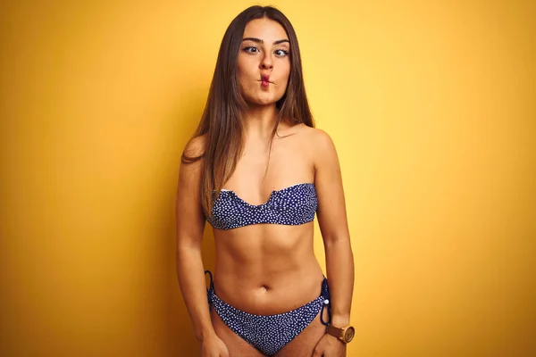 Junge Schöne Frau Urlaub Bikini Vor Isoliertem Gelben Hintergrund Stehend — Stockfoto