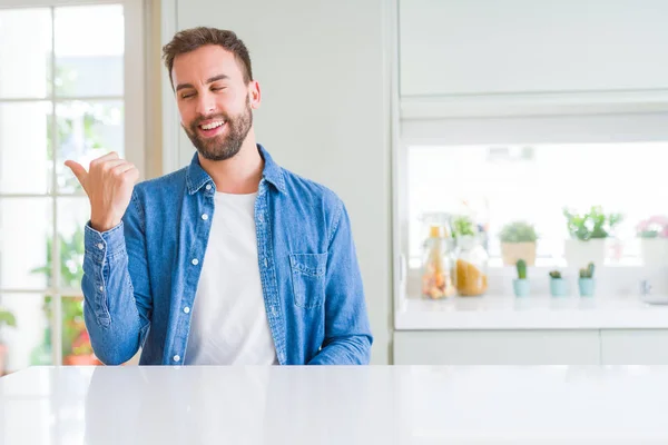 Stilig Man Hemma Leende Med Glada Ansikte Ser Och Pekar — Stockfoto