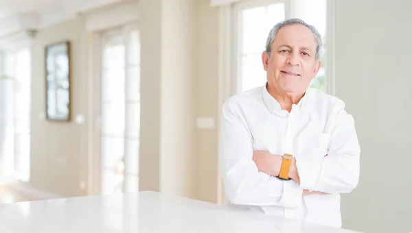 Hombre Mayor Guapo Casa Cara Feliz Sonriendo Con Los Brazos — Foto de Stock