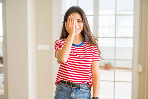 Jovem Mulher Bonita Vestindo Camiseta Casual Cobrindo Olho Com Mão — Fotografia de Stock