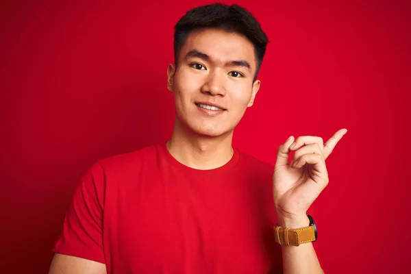 Молода Азіатська Китайська Людина Носить Футболку Стояв Над Ізольованим Червоним — стокове фото