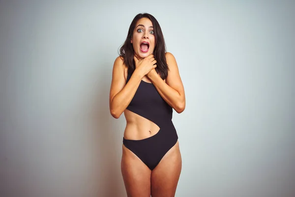 Beyaz Izole Arka Planda Bikini Mayo Giyen Güzel Kadın Bağırıyor — Stok fotoğraf