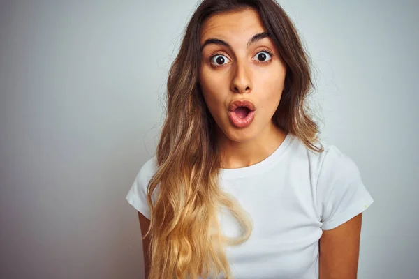 Joven Mujer Hermosa Usando Camiseta Sobre Fondo Blanco Aislado Asustado — Foto de Stock