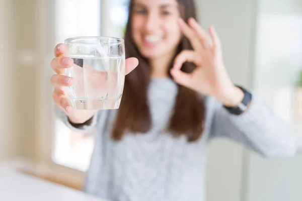 Schöne Junge Frau Trinkt Ein Frisches Glas Wasser Tun Zeichen — Stockfoto