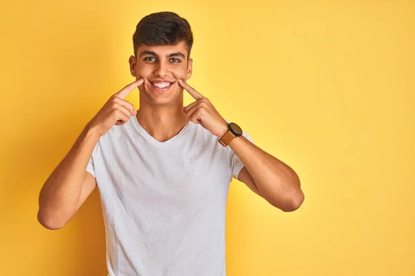 Mladý Indiánský Muž Bílém Tričku Stojící Nad Izolovaným Žlutým Pozadím — Stock fotografie