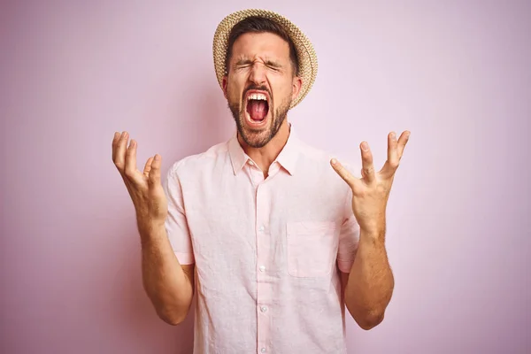 Knappe Man Dragen Van Hoed Zomer Shirt Roze Geïsoleerde Achtergrond — Stockfoto