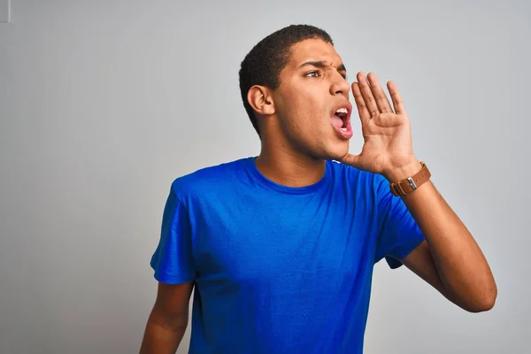 Jonge Knappe Arabische Man Dragen Blauw Shirt Staande Geïsoleerde Witte — Stockfoto