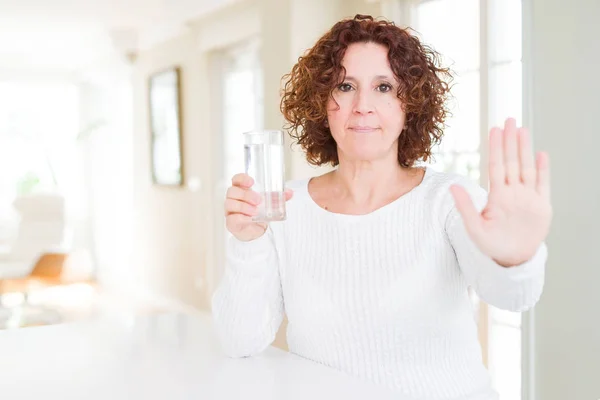 Senior Kvinna Driking Ett Färskt Glas Vatten Med Öppen Hand — Stockfoto