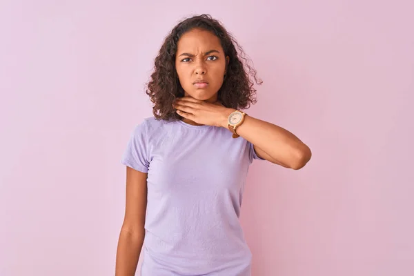 Ung Brasiliansk Kvinna Klädd Shirt Stående Över Isolerade Rosa Bakgrund — Stockfoto