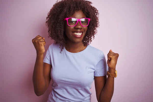 Genç Afrikalı Afro Kadın Izole Pembe Arka Plan Üzerinde Shirt — Stok fotoğraf