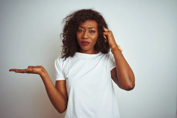 Jeune Femme Afro Américaine Portant Shirt Debout Sur Fond Blanc — Photo