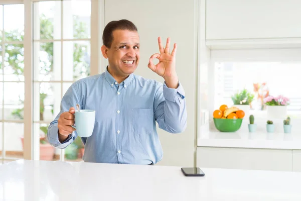 Hombre Negocios Mediana Edad Bebiendo Café Por Mañana Casa Haciendo — Foto de Stock