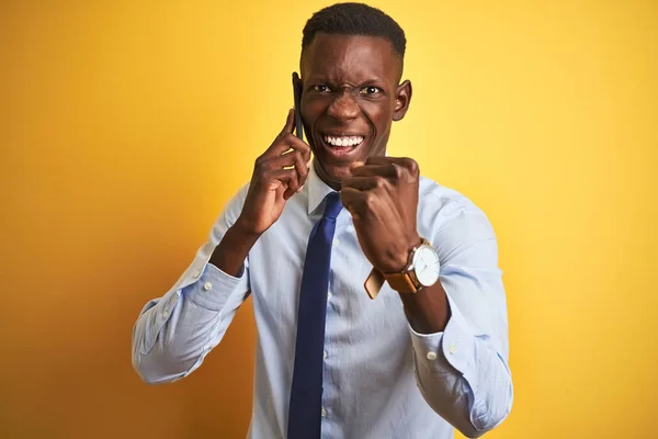 Hombre Negocios Afroamericano Hablando Teléfono Inteligente Parado Sobre Fondo Amarillo —  Fotos de Stock