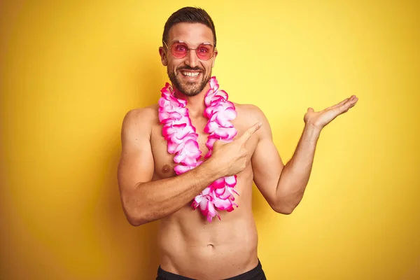 Joven Hombre Guapo Sin Camisa Con Gafas Sol Rosa Hawaiano — Foto de Stock