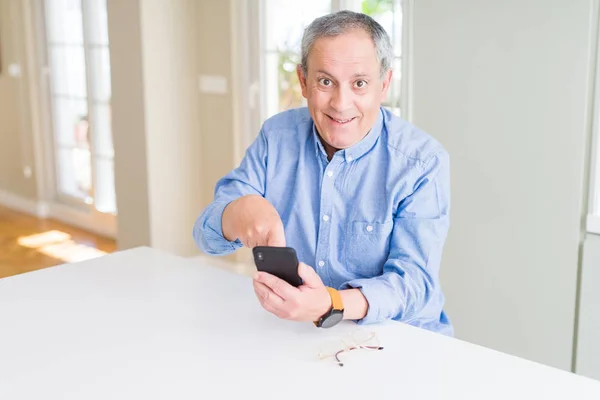 Hombre Mayor Guapo Usando Teléfono Inteligente Enviar Mensaje Muy Feliz —  Fotos de Stock