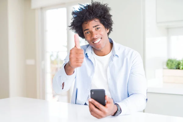 Hombre Afroamericano Usando Teléfono Inteligente Feliz Con Una Gran Sonrisa —  Fotos de Stock