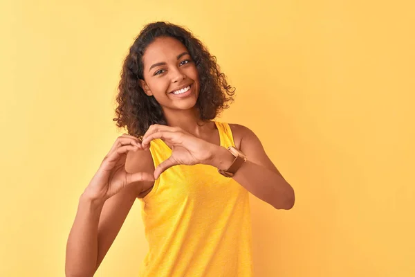 Mladá Brazilská Žena Nosí Tričko Izolovaném Žlutém Pozadí Usmívá Lásce — Stock fotografie