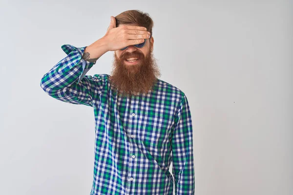 Jonge Redhead Ierse Man Dragen Casual Shirt Zonnebril Geïsoleerde Witte — Stockfoto