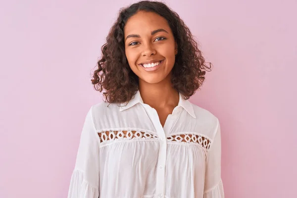 Молода Бразильська Жінка Носить Сорочку Стоячи Над Ізольованою Рожевою Фоном — стокове фото