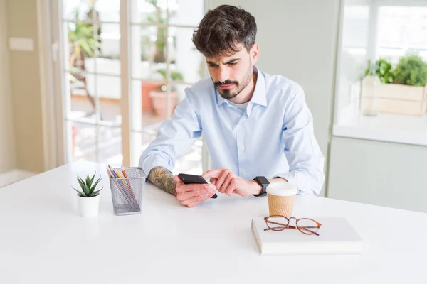 Young Business man werkt met smartphone — Stockfoto