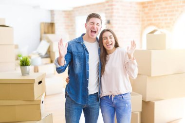 Güzel genç çift aşık gülümsüyor