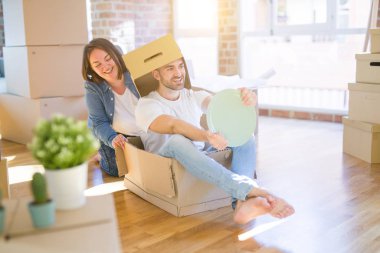 Komik ve çılgın çift bir araba olarak bir cardboad kutusu sürme eğlenin