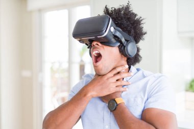 Afrika amaerican adam eğleniyor sanal gerçeklik gl ile oyun