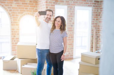 Orta yaş Senior romantik çift s ile bir selfie resmi alarak