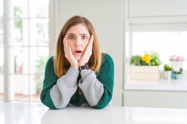 Genç güzel artı boyutu kadın rahat çizgili kazak korkuyor ve şok, sürpriz ve yüz elleri ile hayran ifade giyiyor