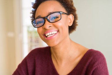 Afro saçlı gözlüklü güzel genç Afrika kadın