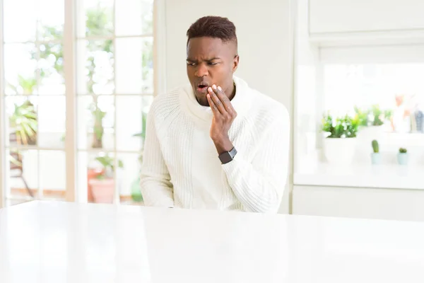 Knappe Afro Amerikaanse Man Witte Tafel Mond Met Hand Met — Stockfoto